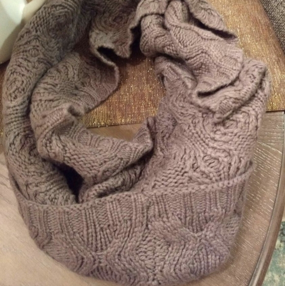 New "H&M" Super Warm,Thick,& Soft Chocolate Infinity Scarf W/ Gorgeous Pattern - Picture 5 of 5